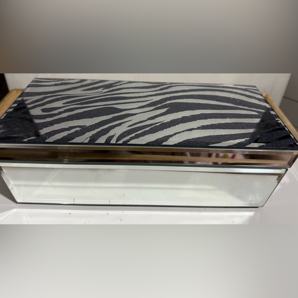 Zebra Pattern Glass Box - Picture 4 of 8